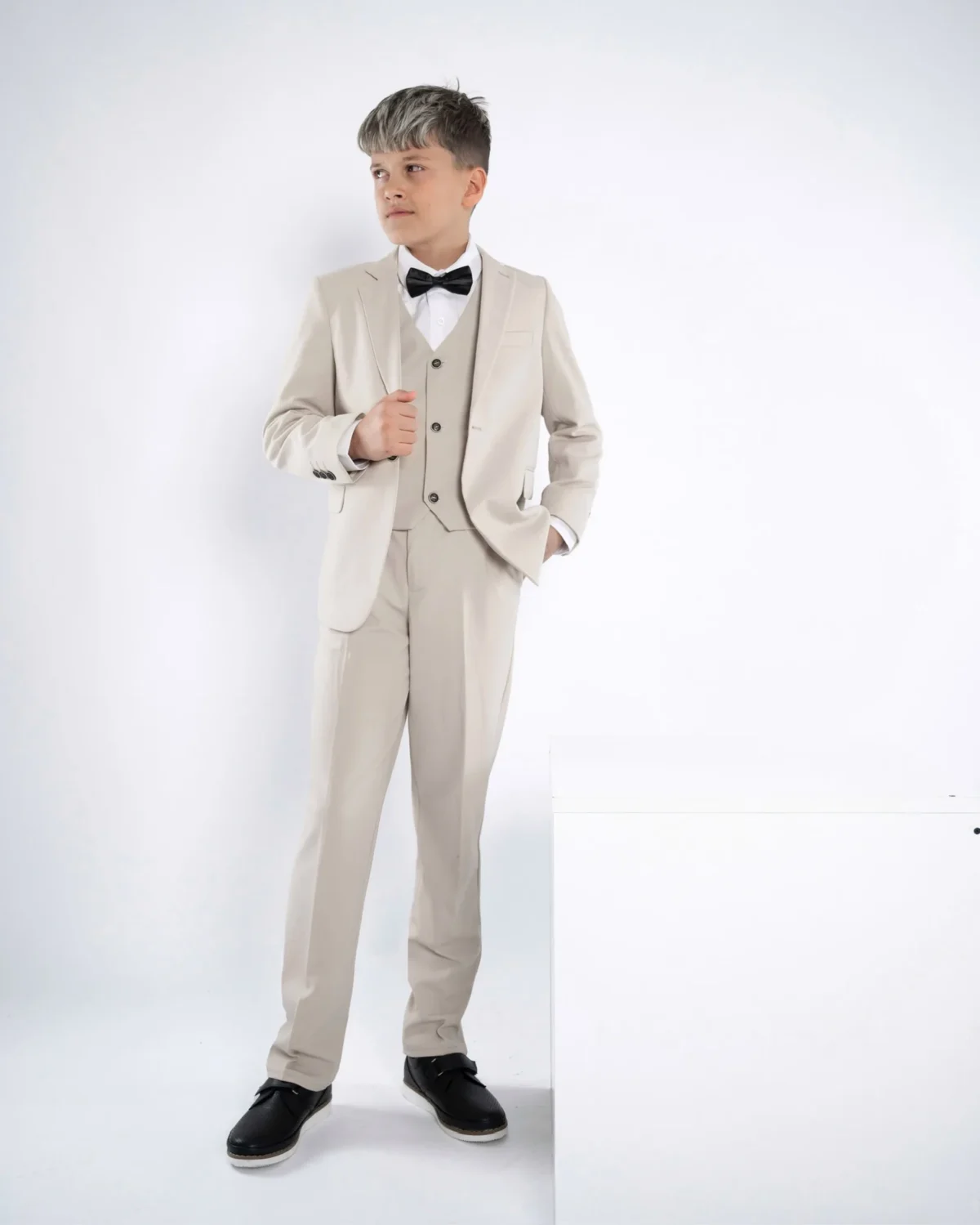 Svetlo bež odelo za bebe i dečake