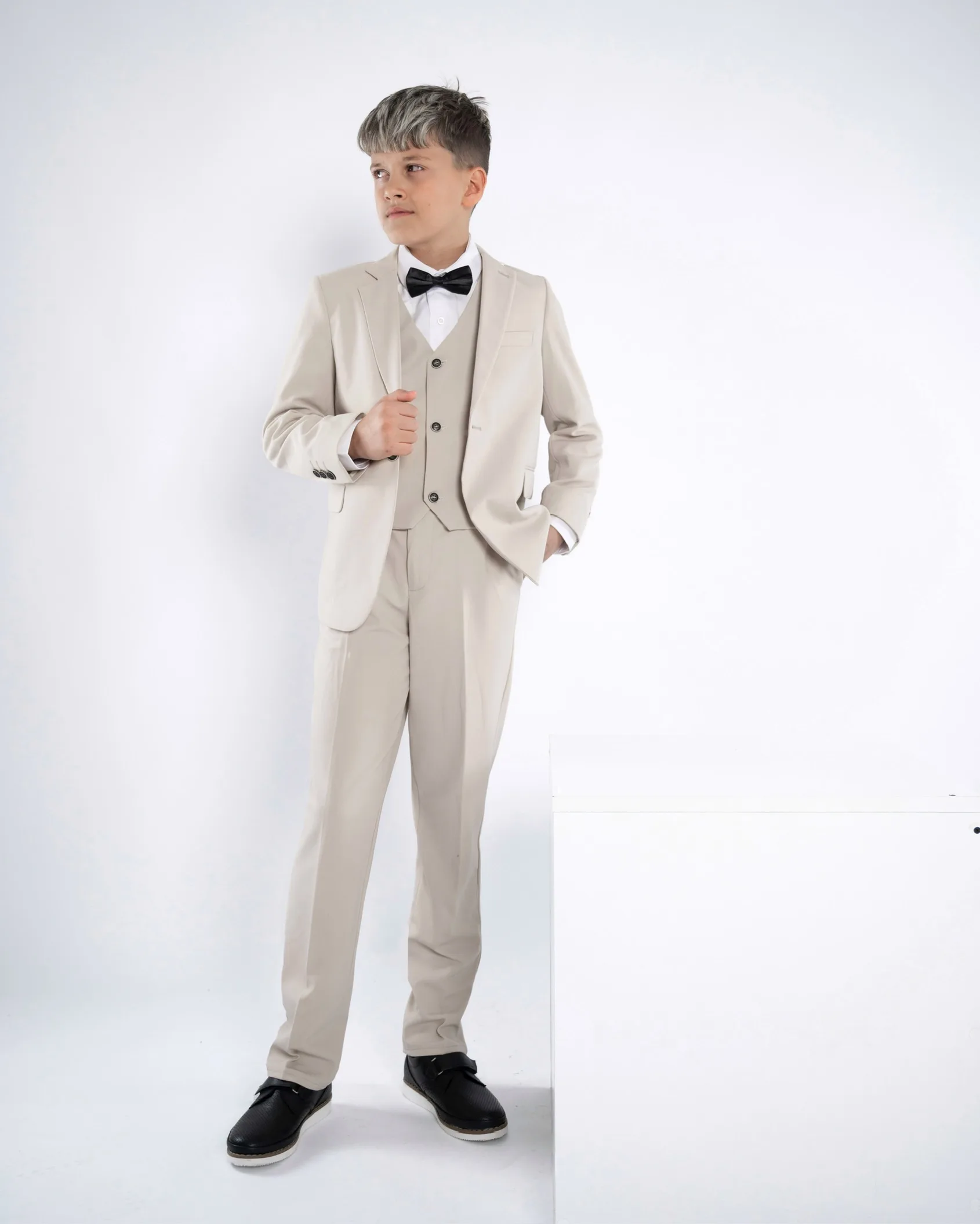 Svetlo bež odelo za bebe i dečake